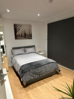 Self-contained en-suite room very close to Wembley stadium